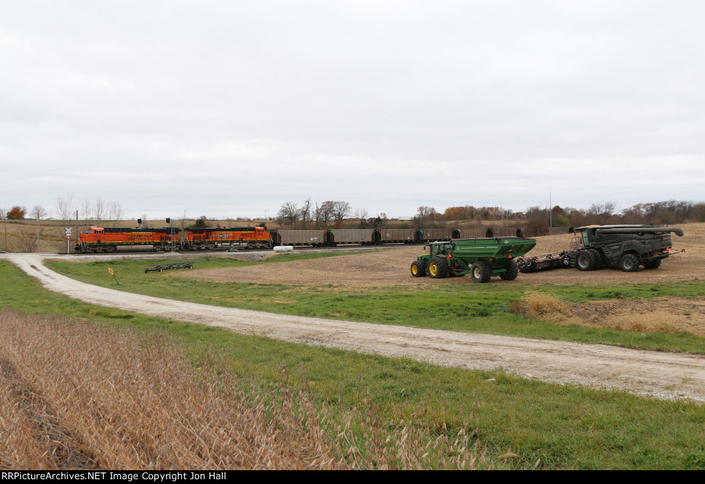 BNSF 6429 & 6111 follow along at the rear of E-PCTBTM